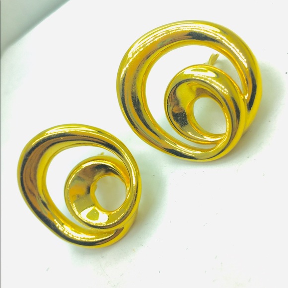 Vintage Givenchy gold tone clip on Earrings. Vintage Givenchy jewelry - Picture 3 of 5